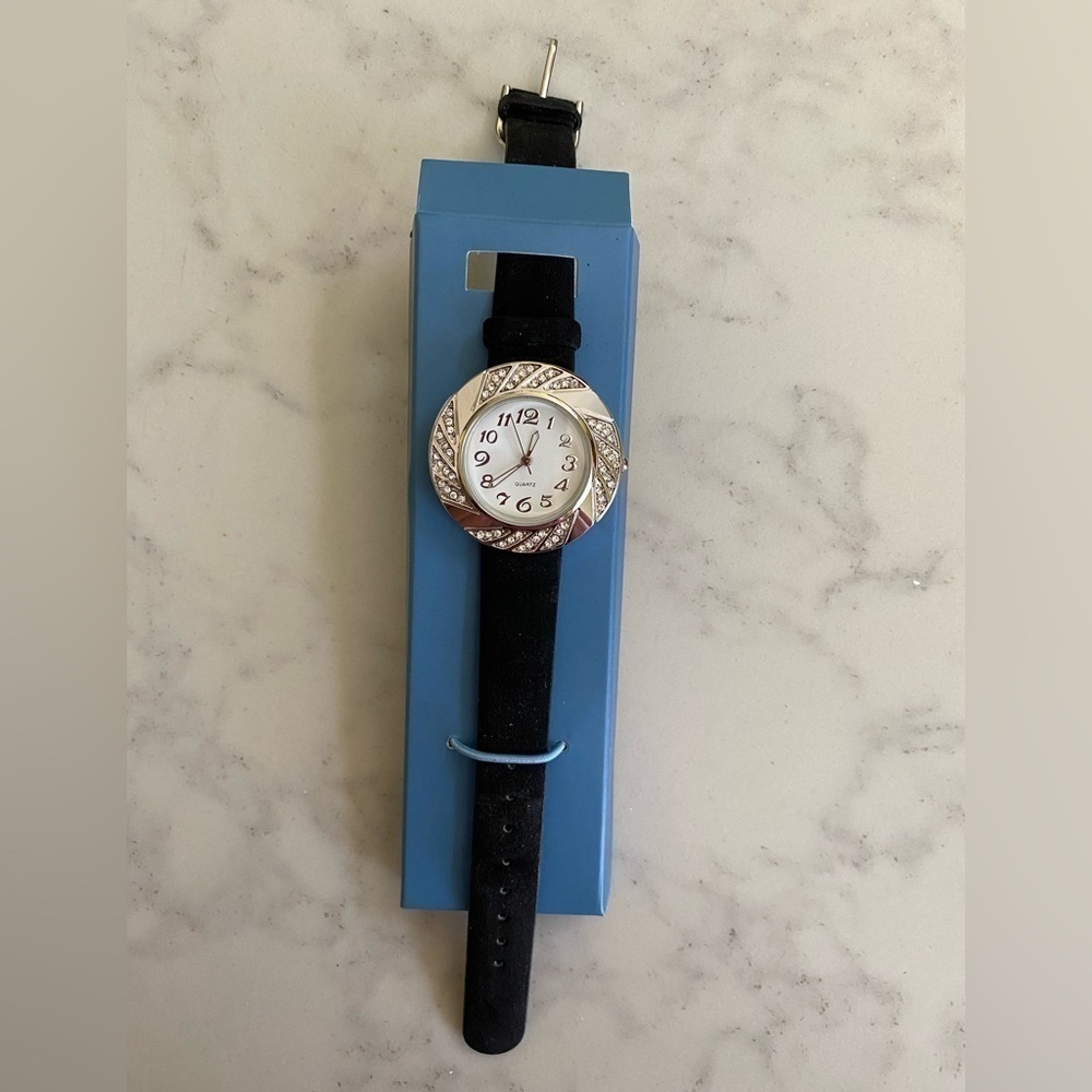 Avon Sparkling Bezel Watch NWT - Picture 3 of 5